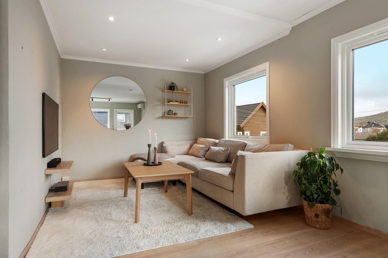 Åpen og romslig stue/kjøkken-løsning med store vindusflater som gir leiligheten et lyst og luftig preg. Galleribilde