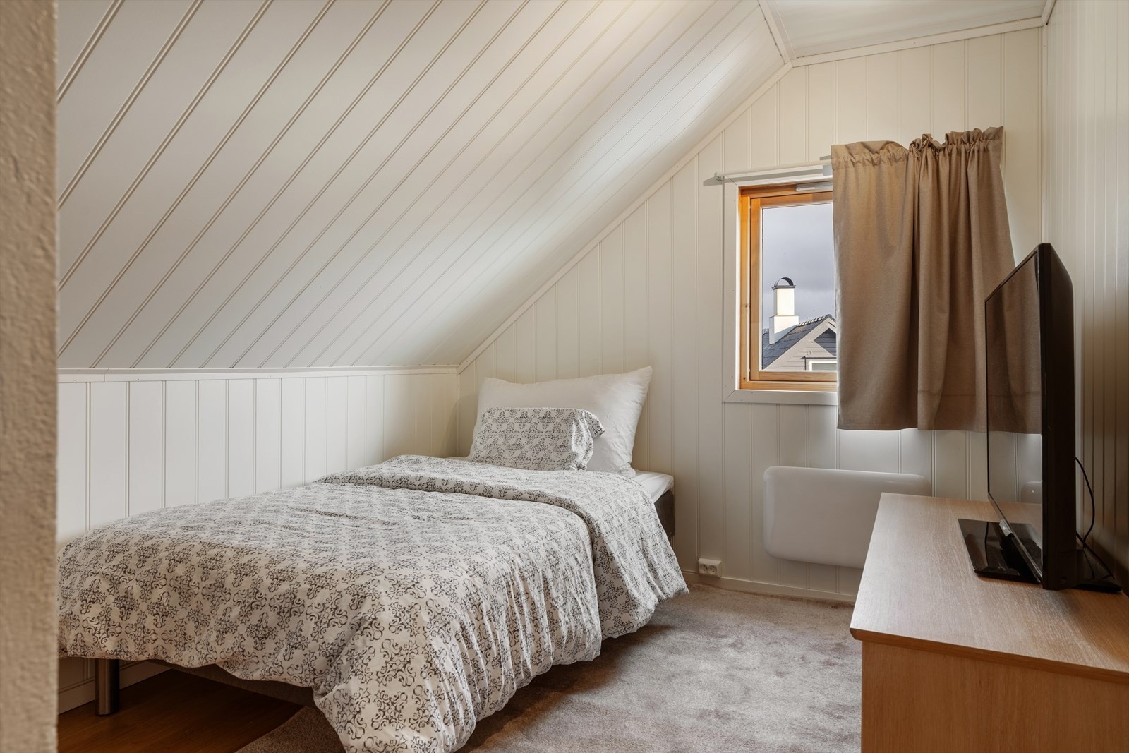 Loftsrom innredet til gjesterom/kontor (ikke godkjent). Galleribilde