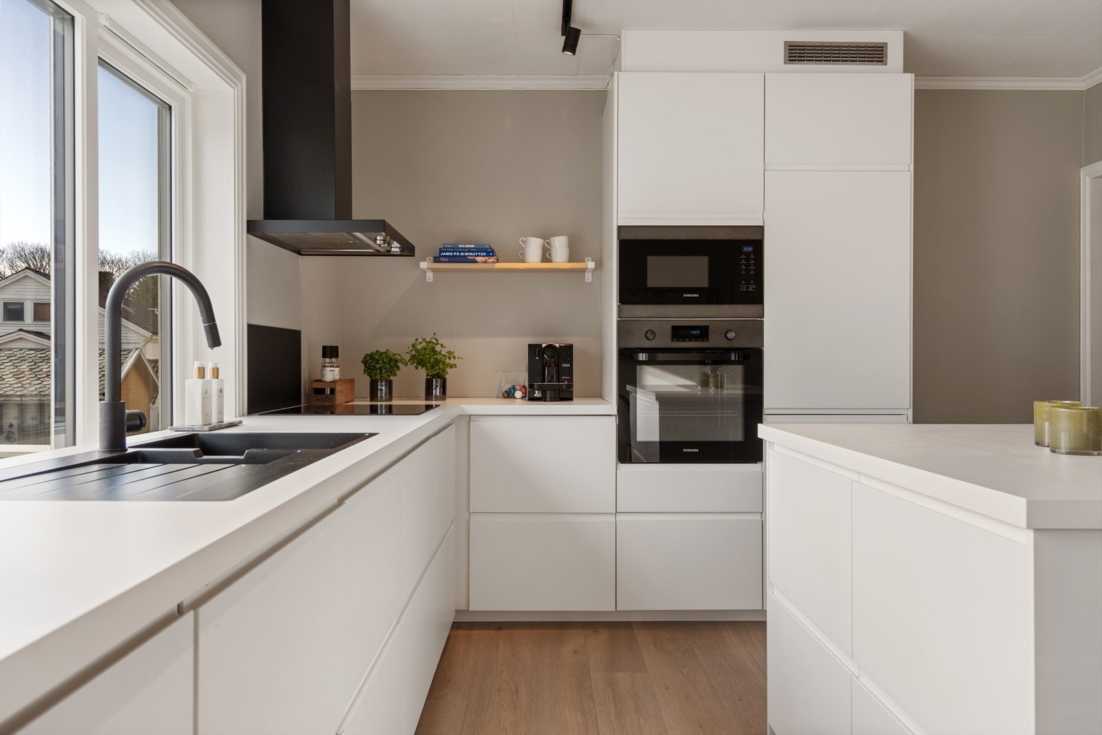 Innredning med slette fronter og laminert benkeplate. Galleribilde