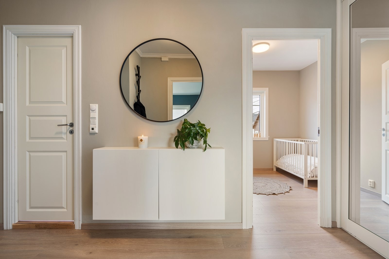 Lekker entré/gang som fører videre til stue/kjøkken, 2 soverom og bad. Galleribilde