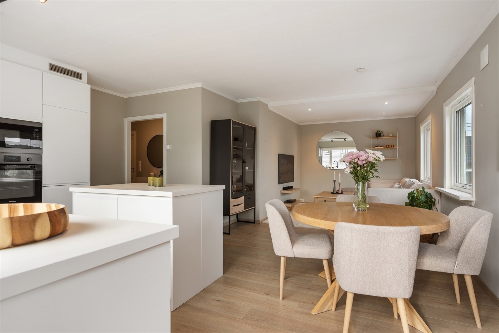 Stuen har ulike møbleringsmuligheter med god plass til et stort spisebord og sittegruppe. Galleribilde