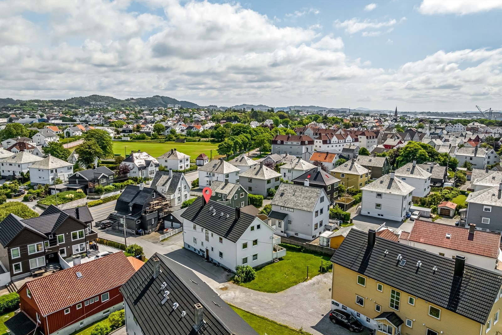 Ellers kort avstand til bussholdeplass med hyppige avganger til øvrige bydeler. Galleribilde