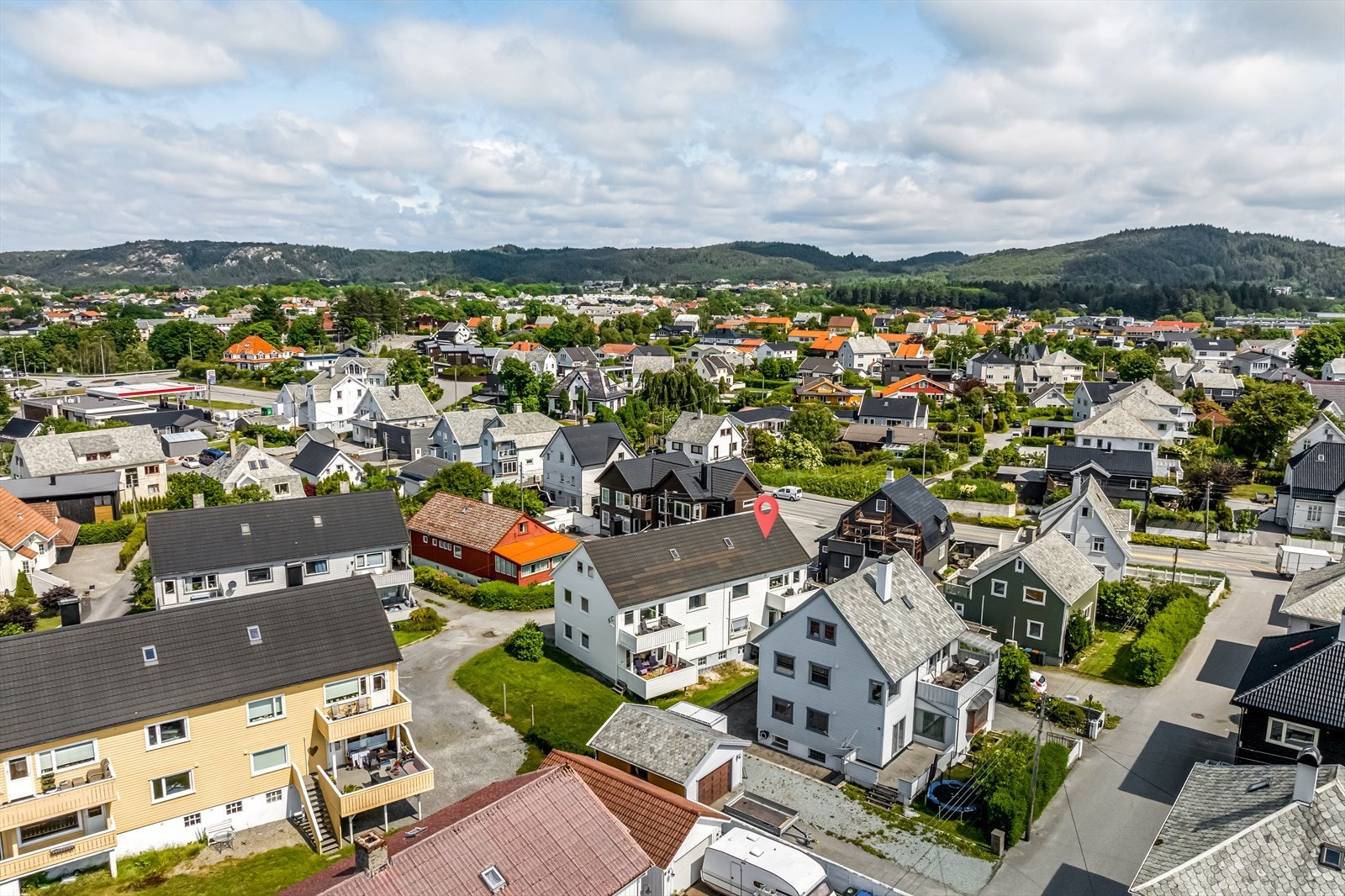 Kort avstand til det meste av skoler, som HTG (Haugesund Toppidrettsgymnas) og Skeisvang vgs samt HVL (Høgskulen på Vestlandet - Haugesund) mm. Galleribilde