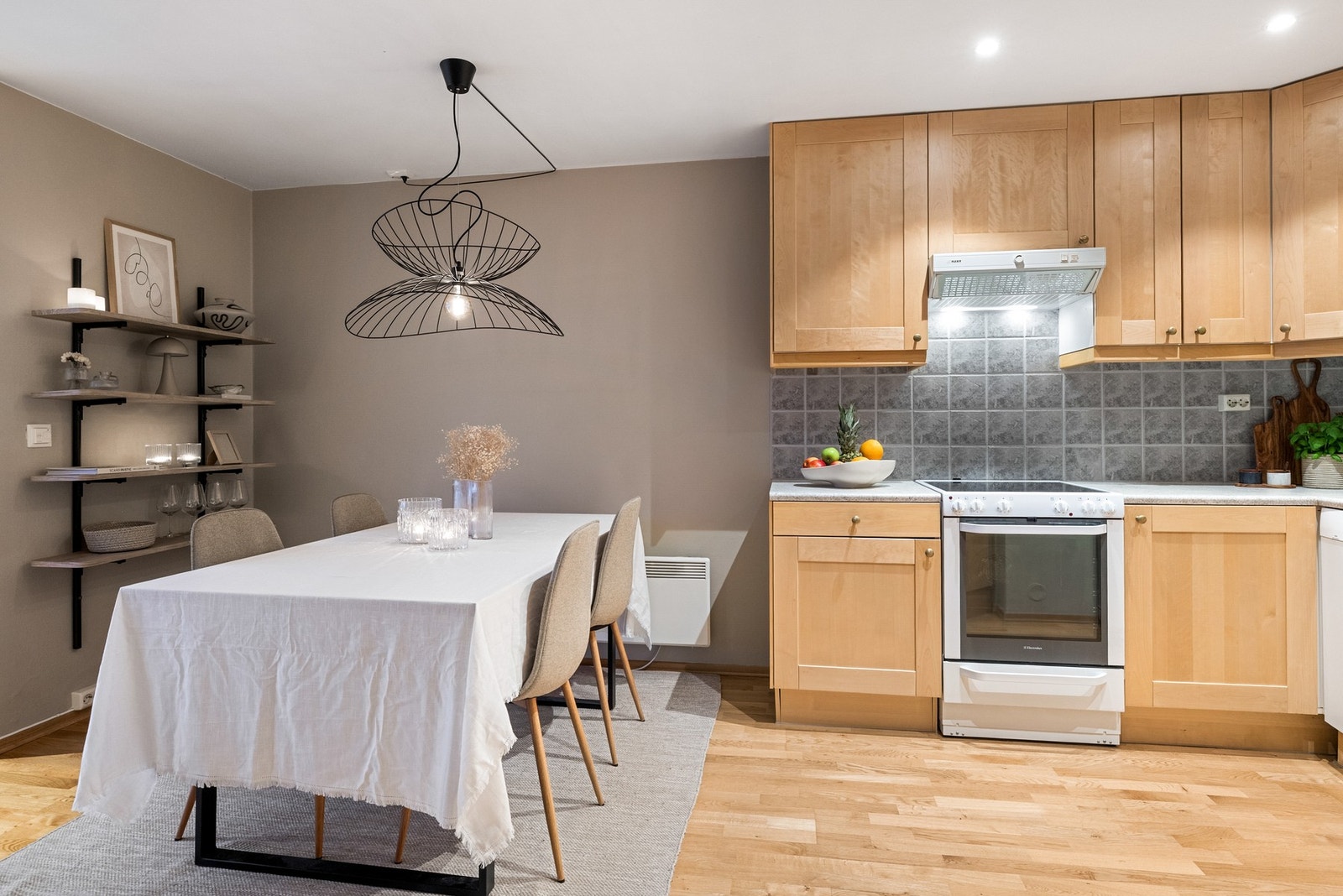 Spotter i himlingen setter stemningen i rommet Galleribilde