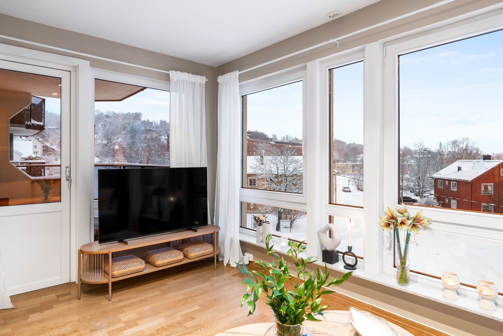 Fra stuen er det utgang til koselig balkong Galleribilde