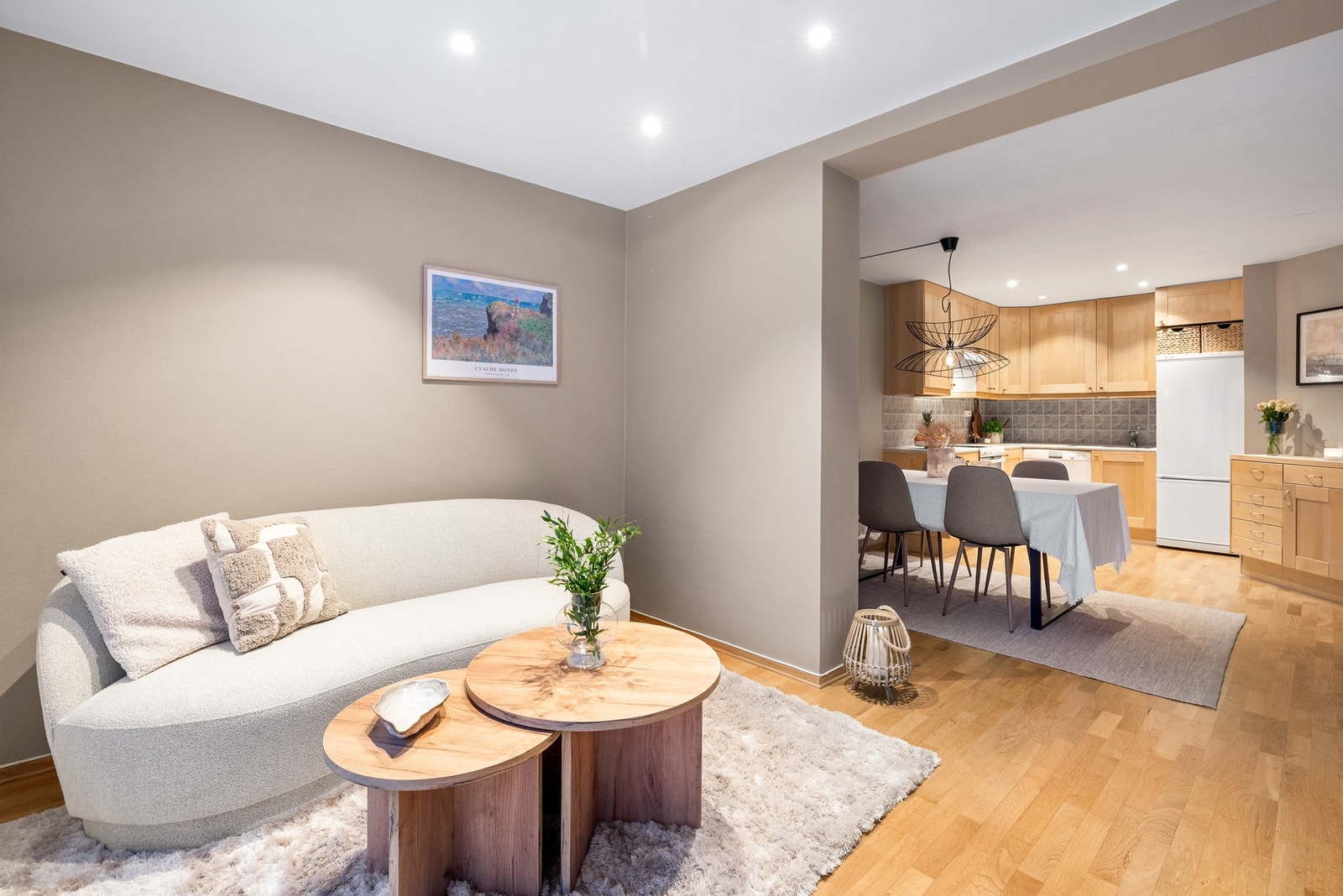 Sosial og romslig planløsning med åpen tilkomst til kjøkkenet Galleribilde