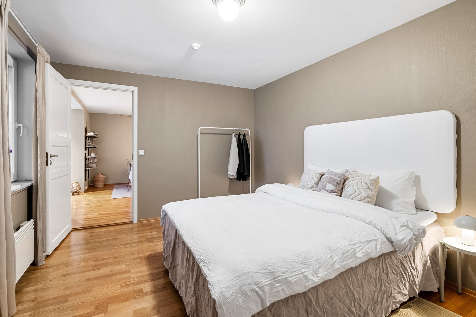 Leilighetens soverom er romslig og funksjonelt Galleribilde