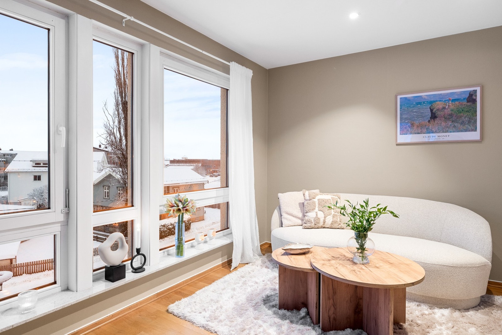 Leiligheten oppleves ekstra åpen og romslig med rikelig lysinnslipp Galleribilde