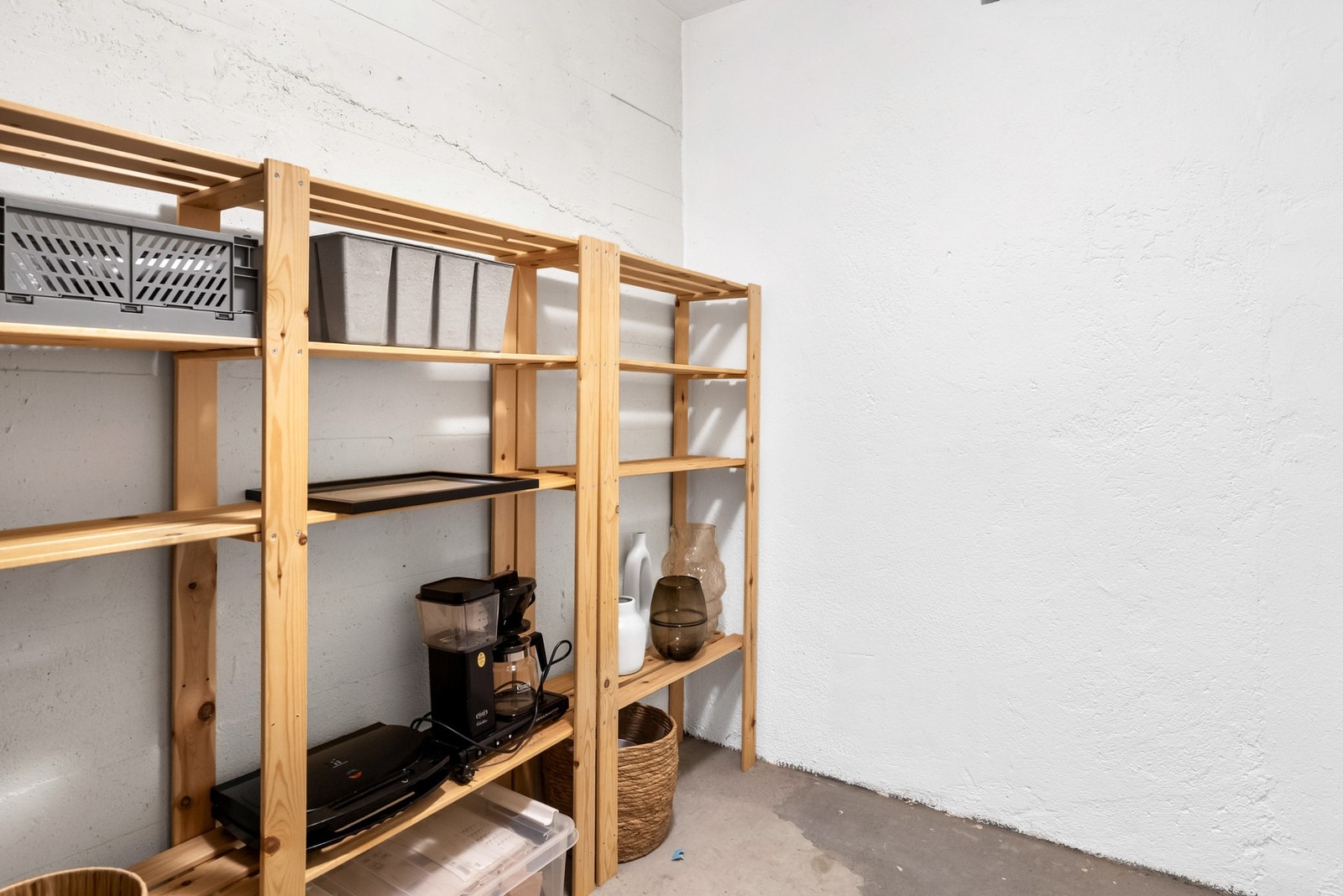 Leiligheten disponerer også to boder i underetasjen Galleribilde