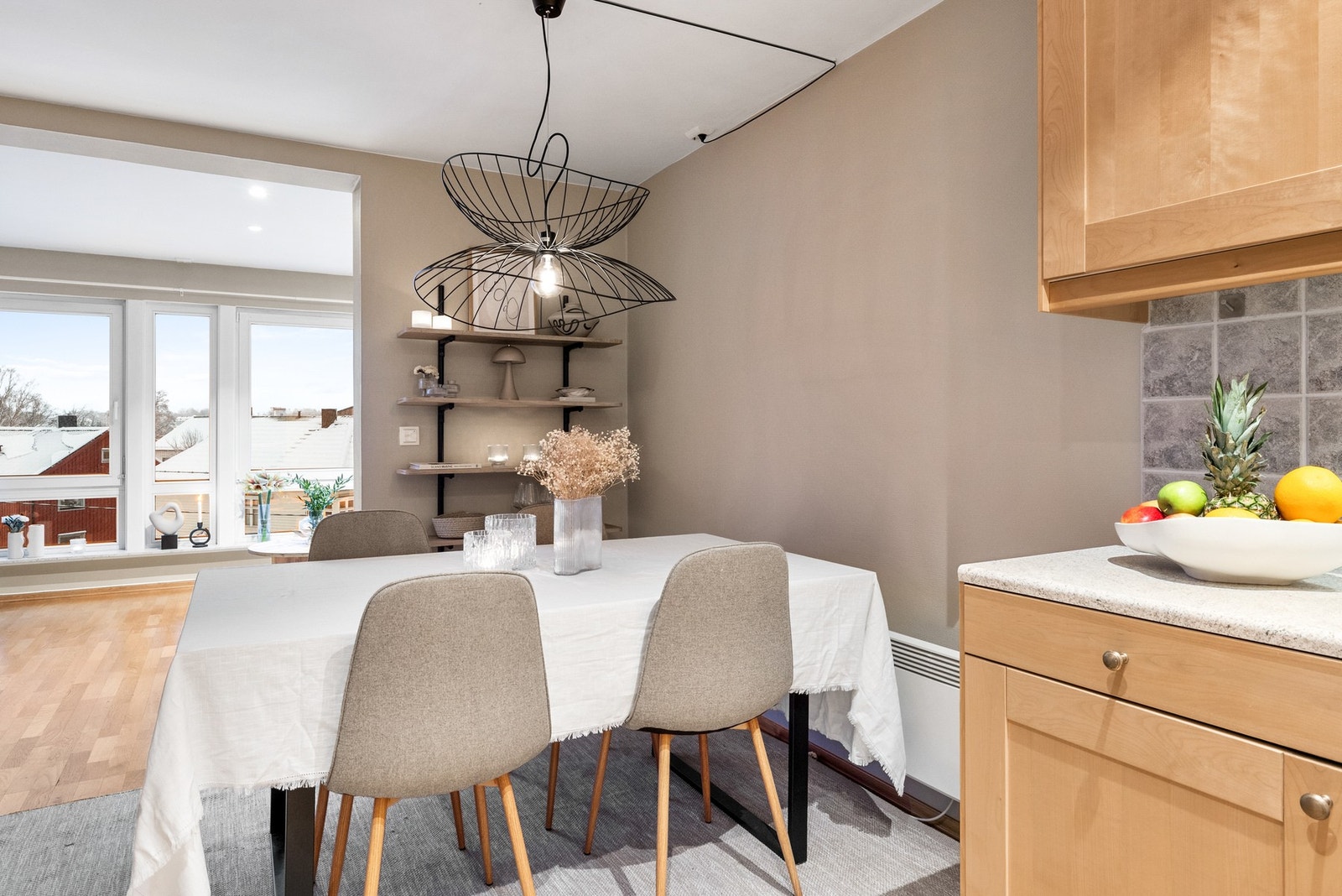 Leiligheten består av gang, stue/kjøkken, bad/vaskerom og soverom Galleribilde