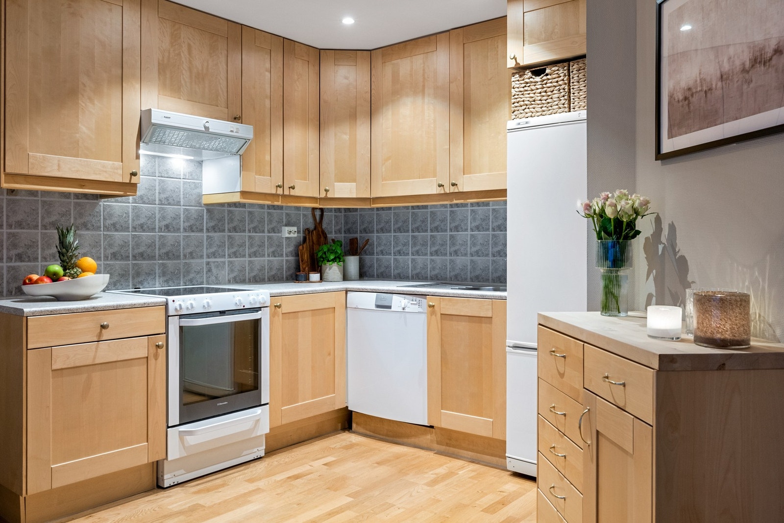 Takhøy kjøkkeninnredning i lakkert bjørk Galleribilde