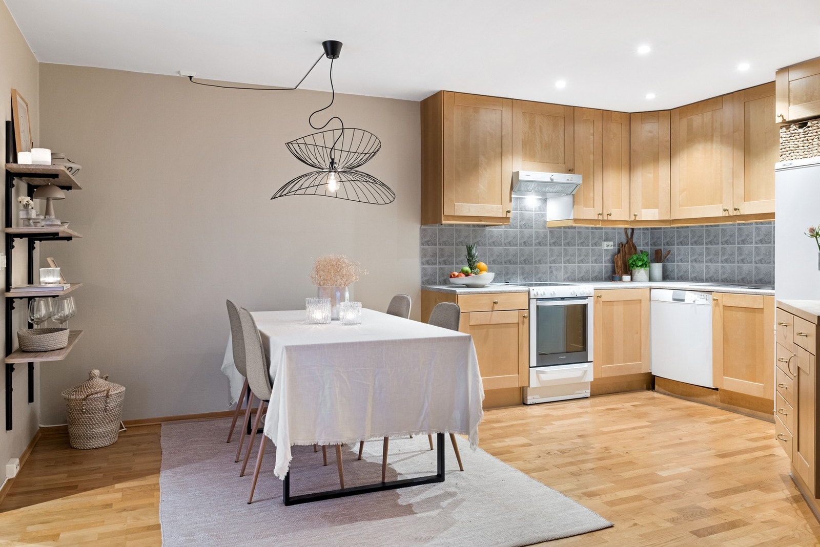 Velegnet sone for spisegruppe, perfekt til både hverdag og selskap! Galleribilde