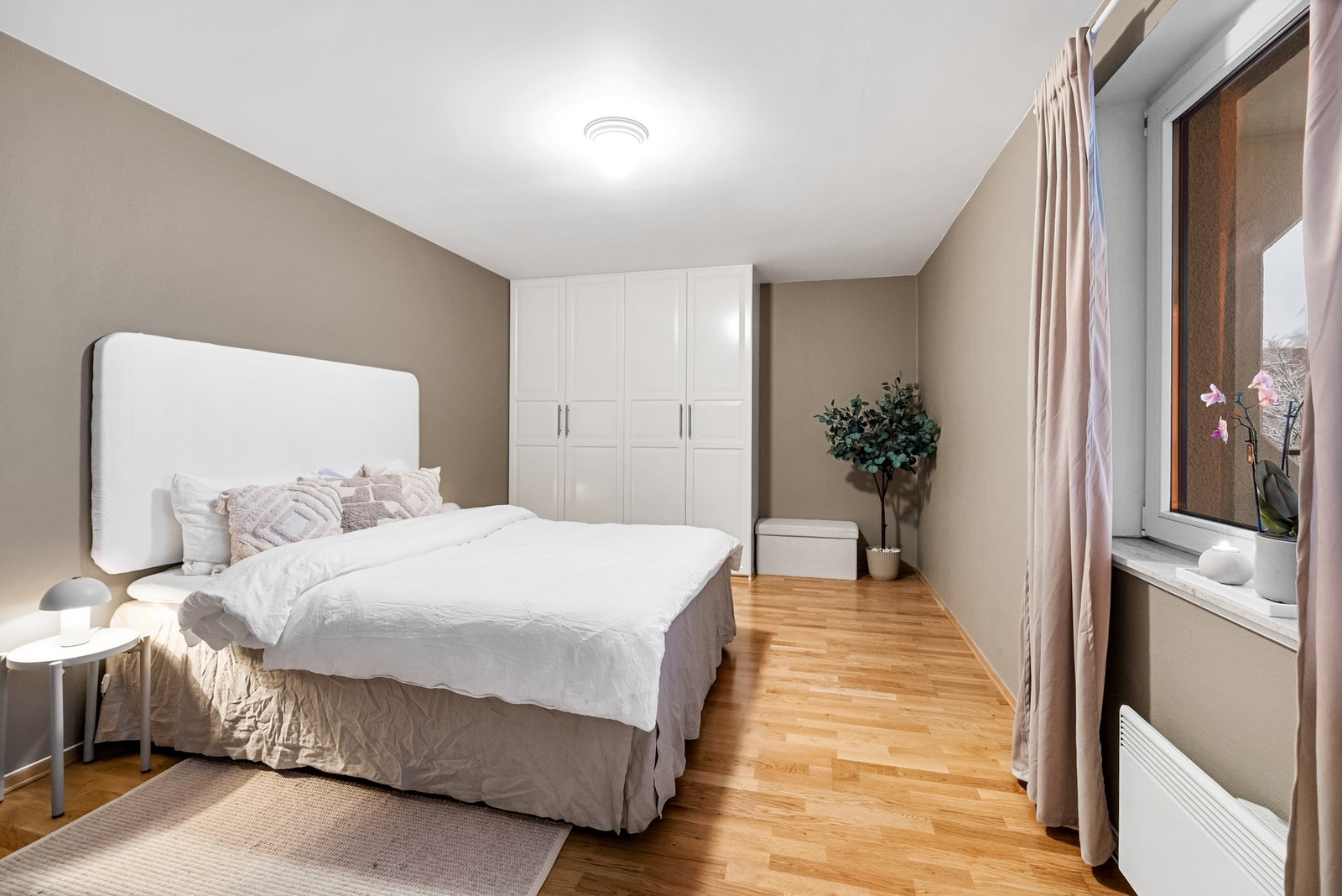 God plass til oppbevaring med garderobeskap i entré og soverom Galleribilde