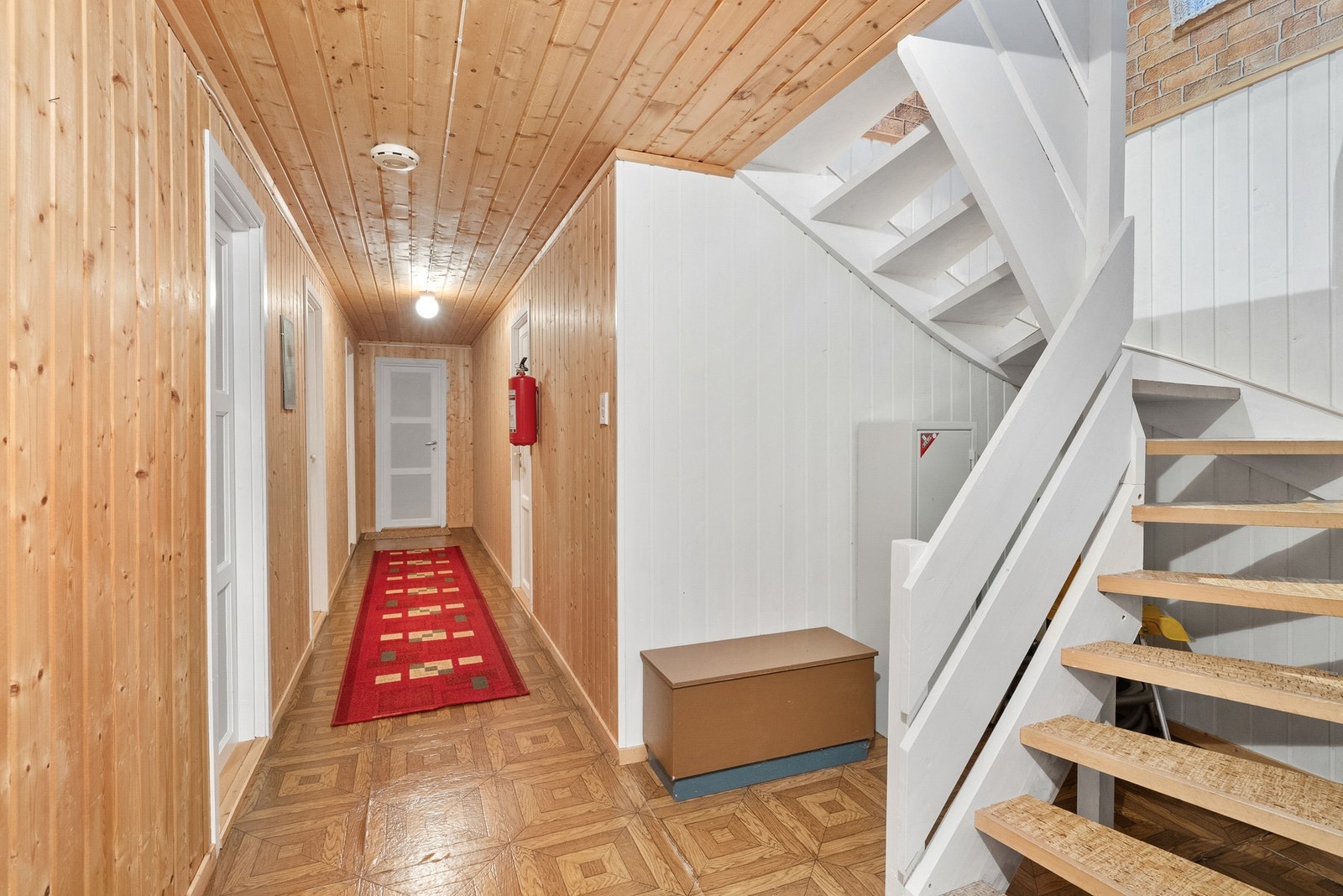 Kjelleren består av gang, 2 soverom, hobbyrom, 4 boder, toalettrom og vaskerom Galleribilde