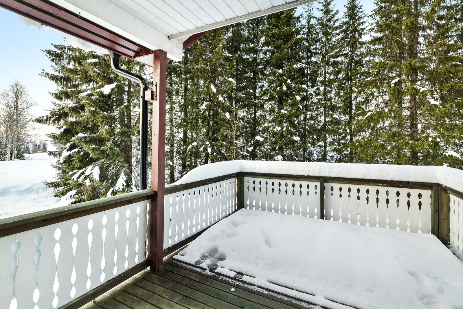 Koselig og delvis takoverbygd terrasse Galleribilde
