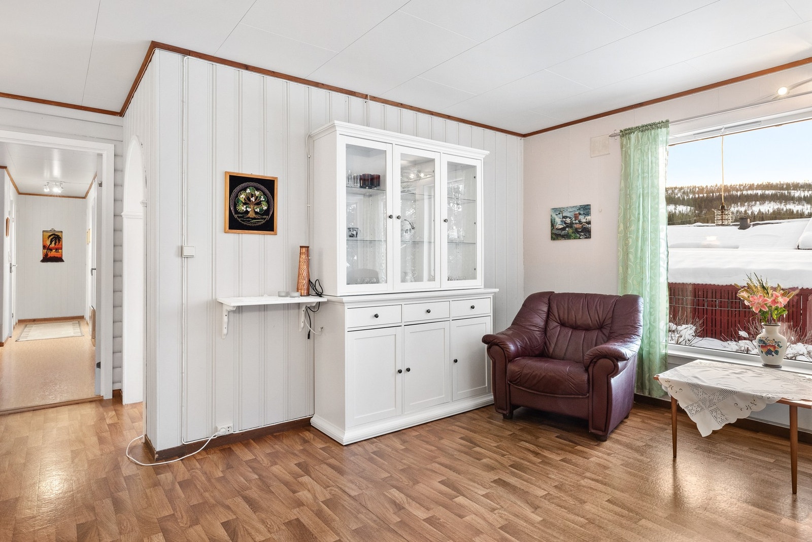 Hovedplanet består av vindfang, gang, stue, kjøkken, 3 soverom og bad Galleribilde