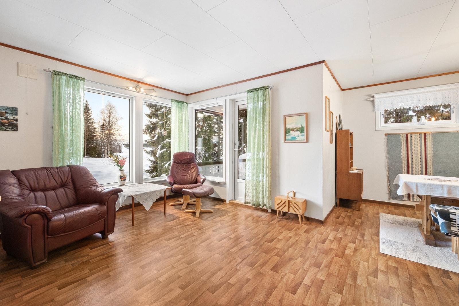 Stue med lyst og koselig preg Galleribilde