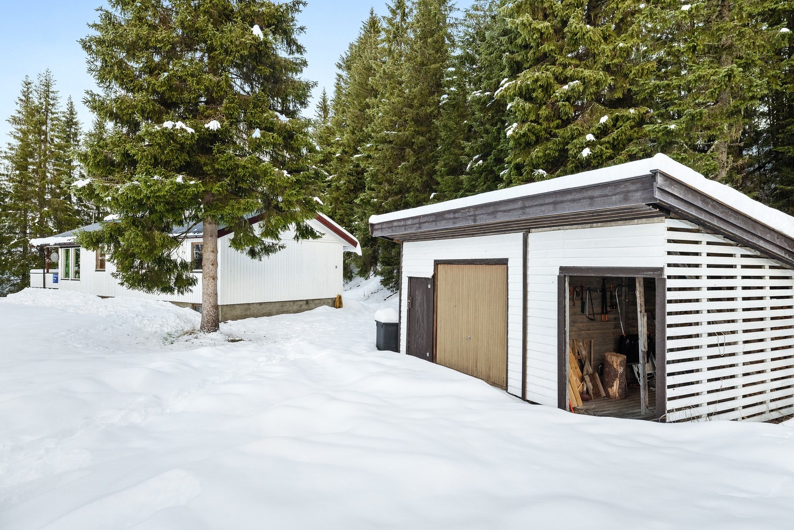 Praktisk garasje med vedskjul Galleribilde