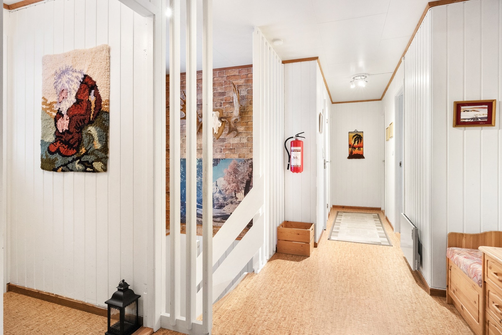 Trappen leder ned til boligens kjellerplan Galleribilde