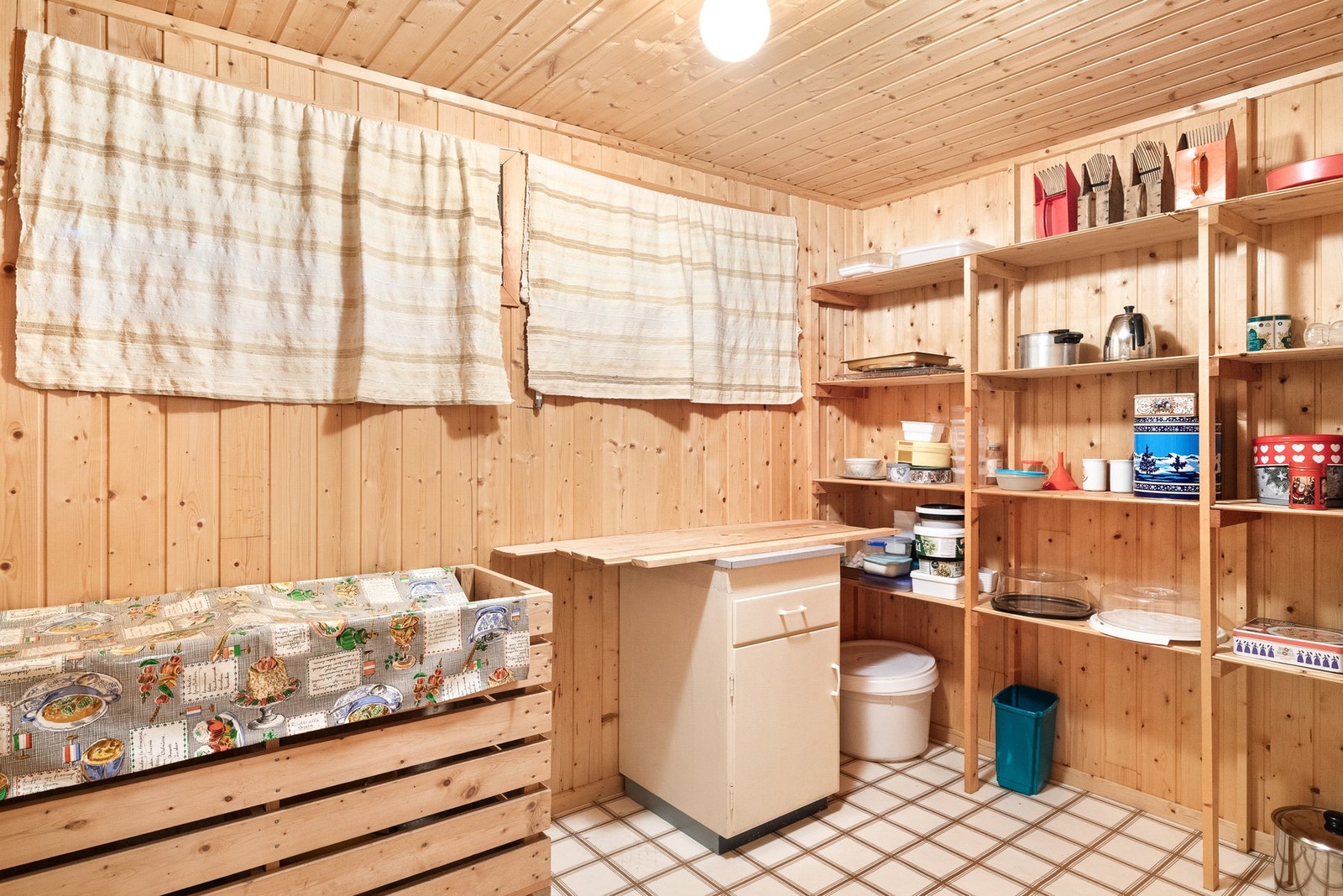 Gode oppbevaringsmuligheter med fire praktiske boder i kjelleretasjen Galleribilde