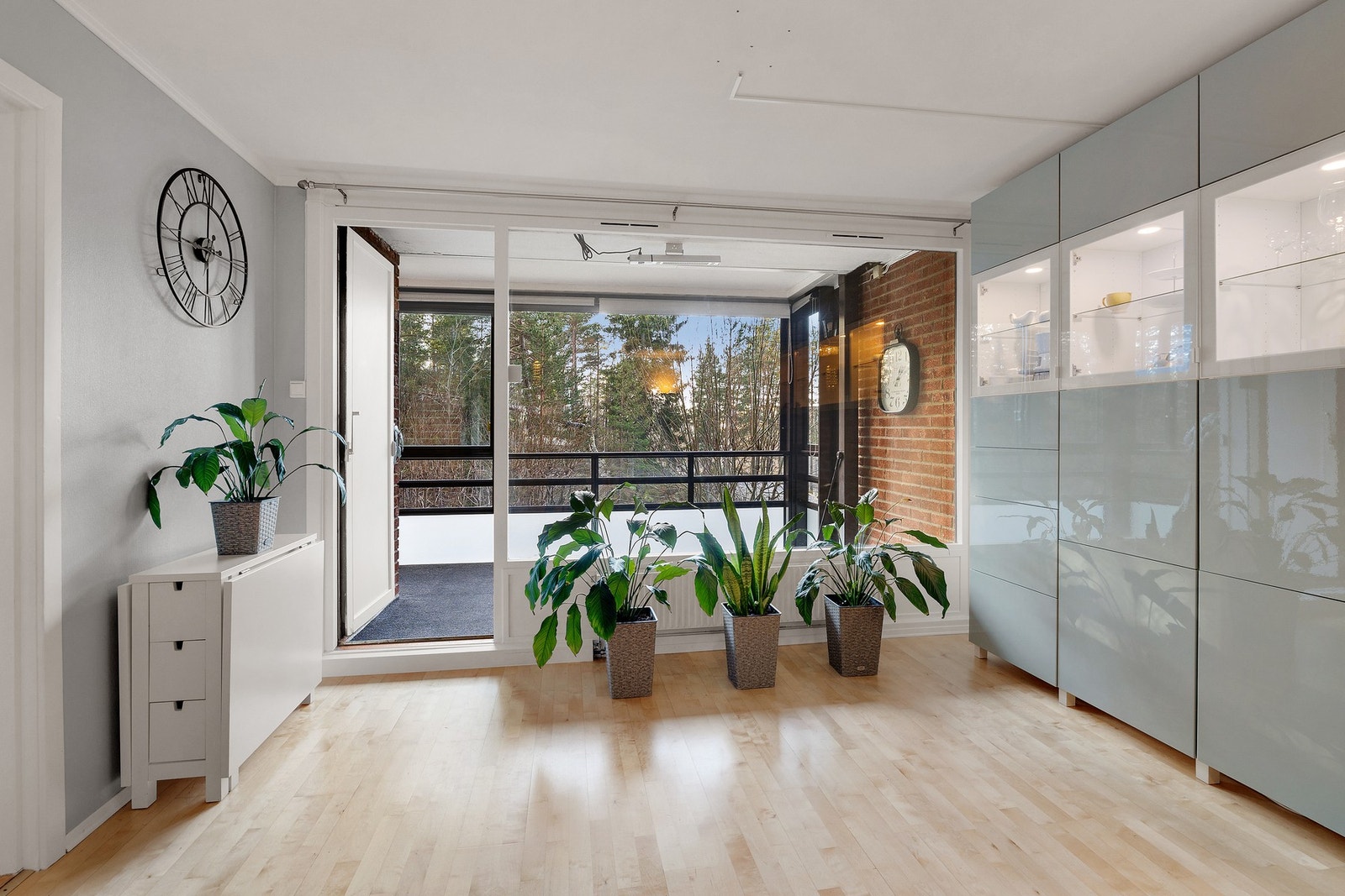 Fra stuen er det utgang til innglasset balkong Galleribilde