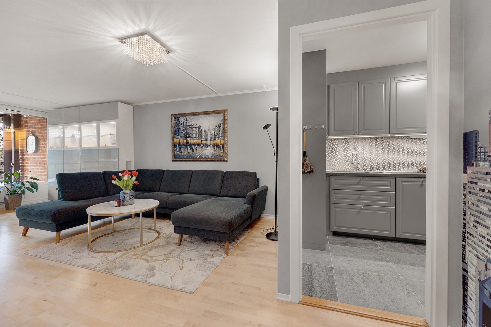 Velkommen inn! Boligen byr blant annet på romslig stue, nyere kjøkken i eget rom, 2 gode soverom, pent baderom og toalett Galleribilde