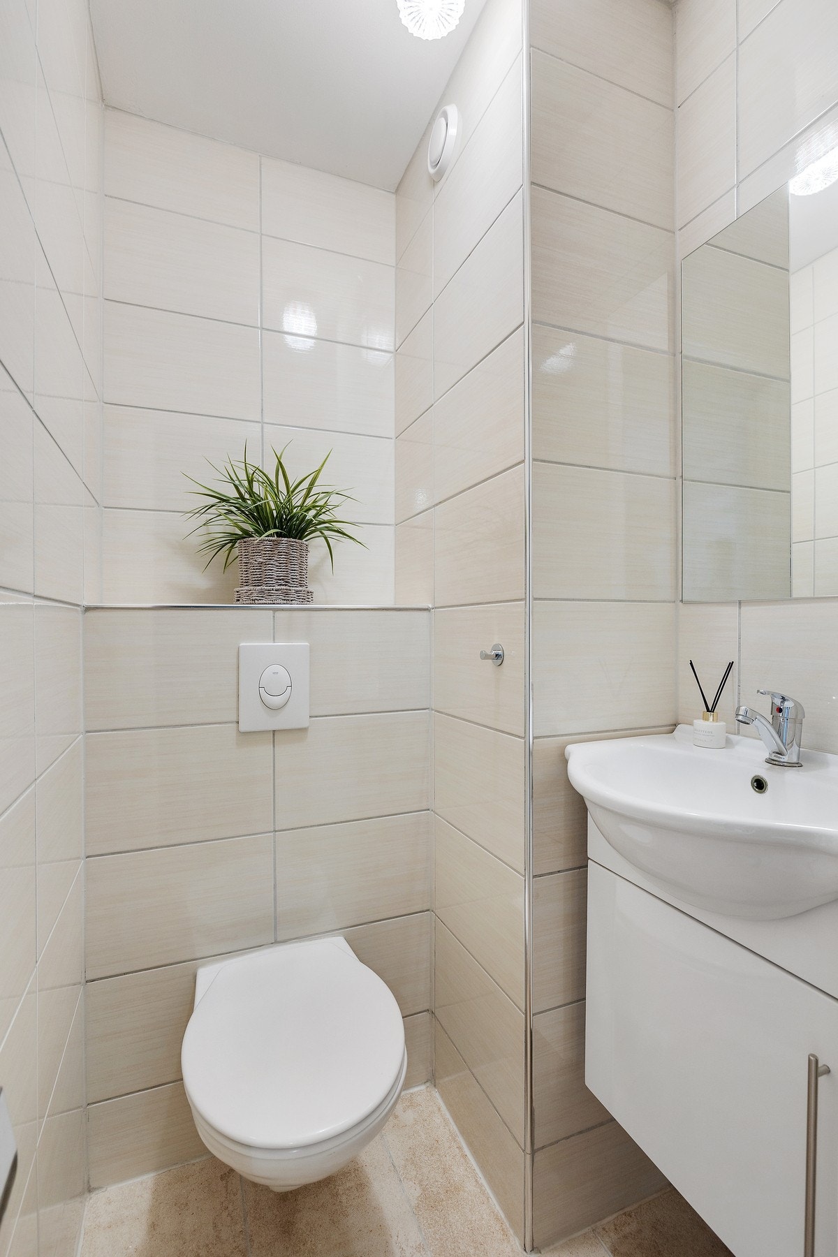 Boligen har eget toalettrom innredet med vegghengt klosett og servant med innredning Galleribilde