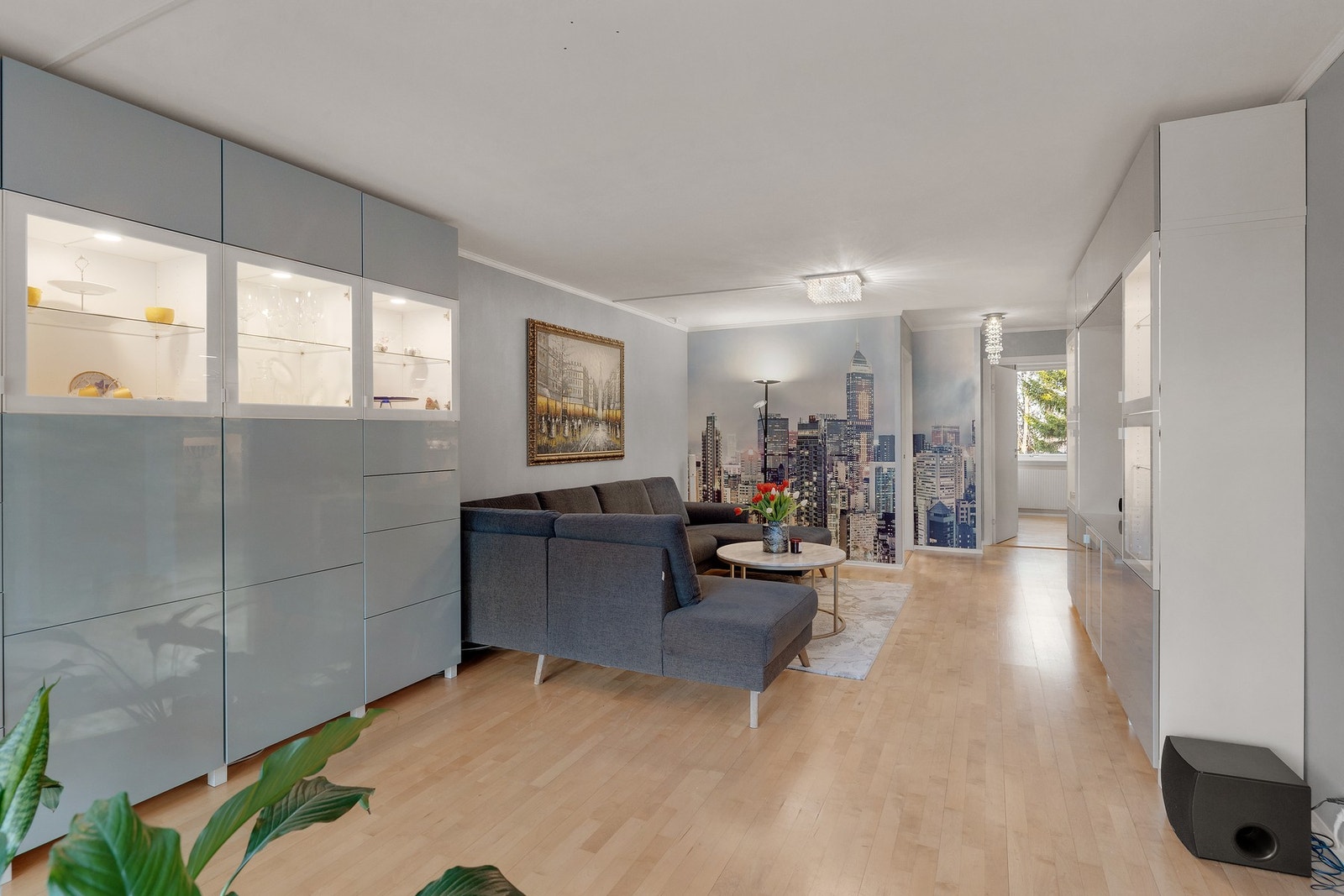 Stuen har rikelig med plass og det er mulig å ha både sofa og spisebord Galleribilde