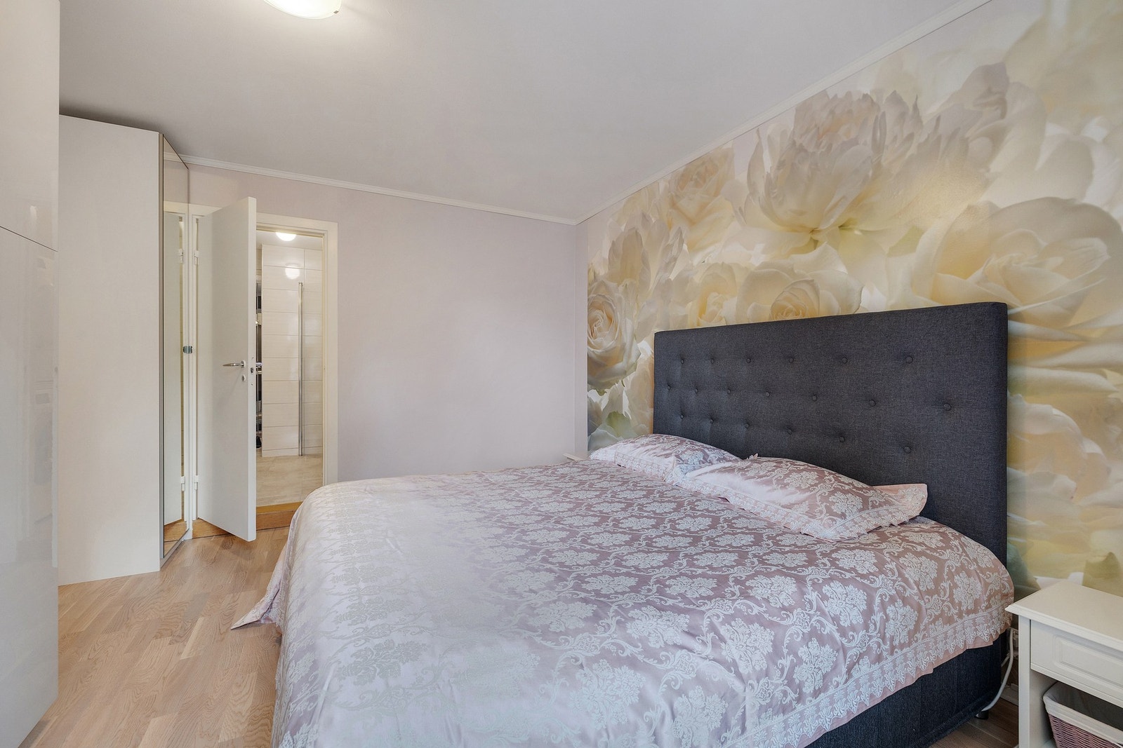 Hovedsoverommet har også egen tilgang til baderommet Galleribilde