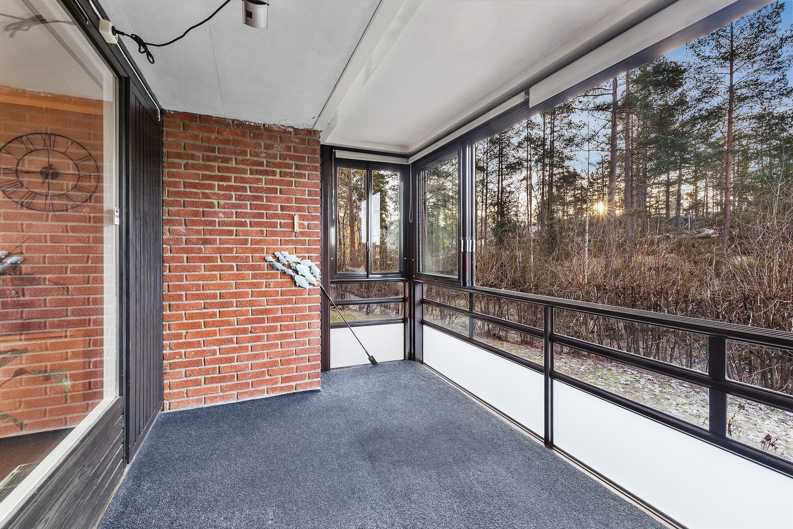 Balkongen vender mot sydvest og gir dermed kvelds- og ettermiddagssol Galleribilde