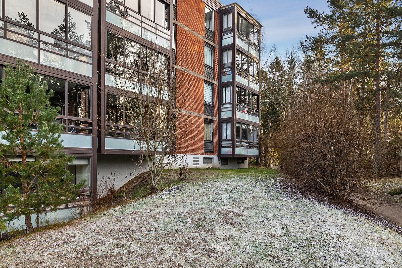 Balkong/fasader - Her kan du nyte skogens ro Galleribilde