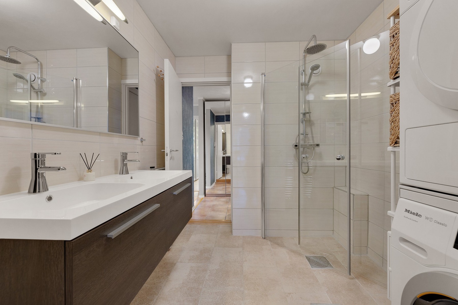 Det er opplegg for vaskemaskin og mekanisk avtrekk. Det er også tilgang fra entréen Galleribilde