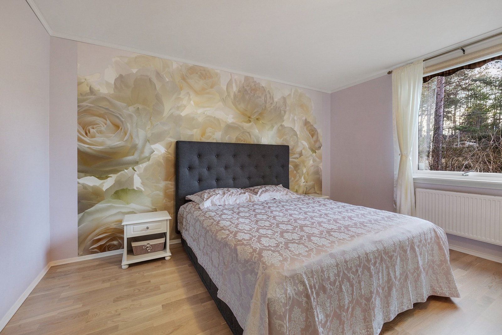 Hovedsoverommet er romslig av størrelse med god plass til dobbeltsengen og garderobeløsning Galleribilde