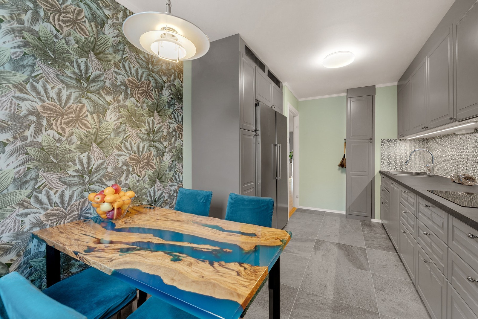 Boligen byr på nyere kjøkken fra 2025 med klassiske detaljer. Det er rikelig med skap og benkeplass, samt moderne utstyr Galleribilde