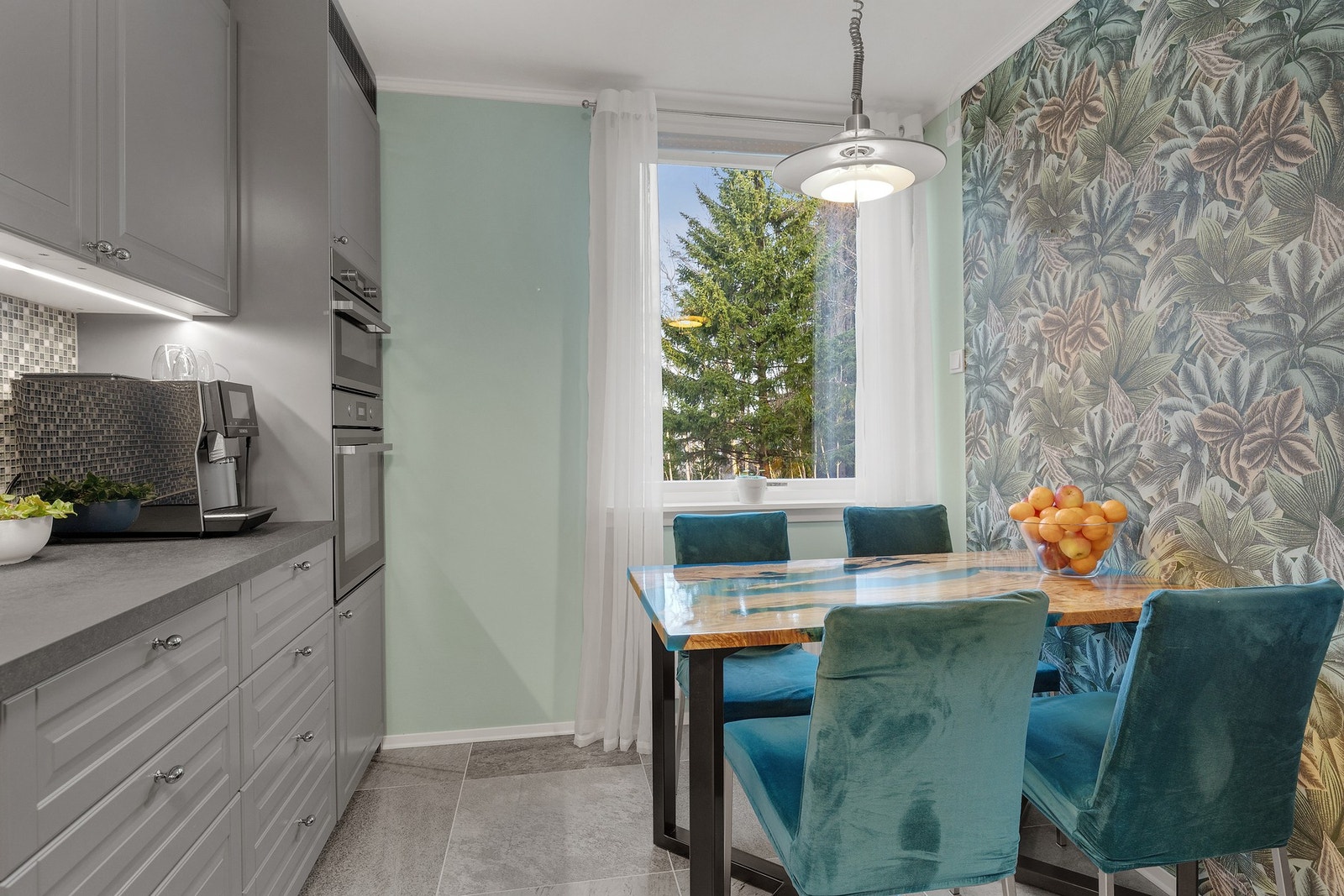 Kjøkkenet gir rom for en sittegruppe Galleribilde