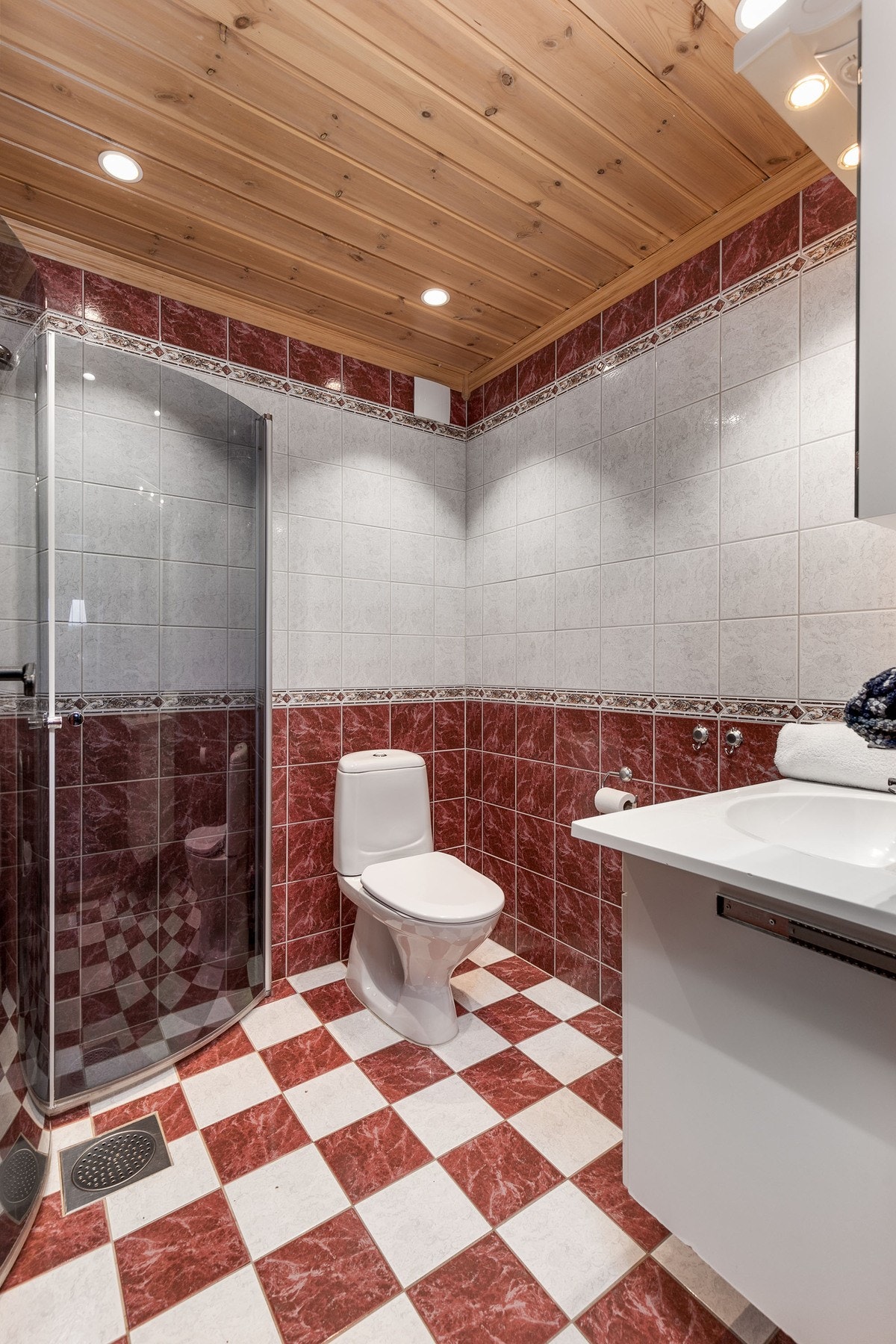 Bad 1 har flislagte overflater på gulv og vegger, samt panel i himling. Galleribilde