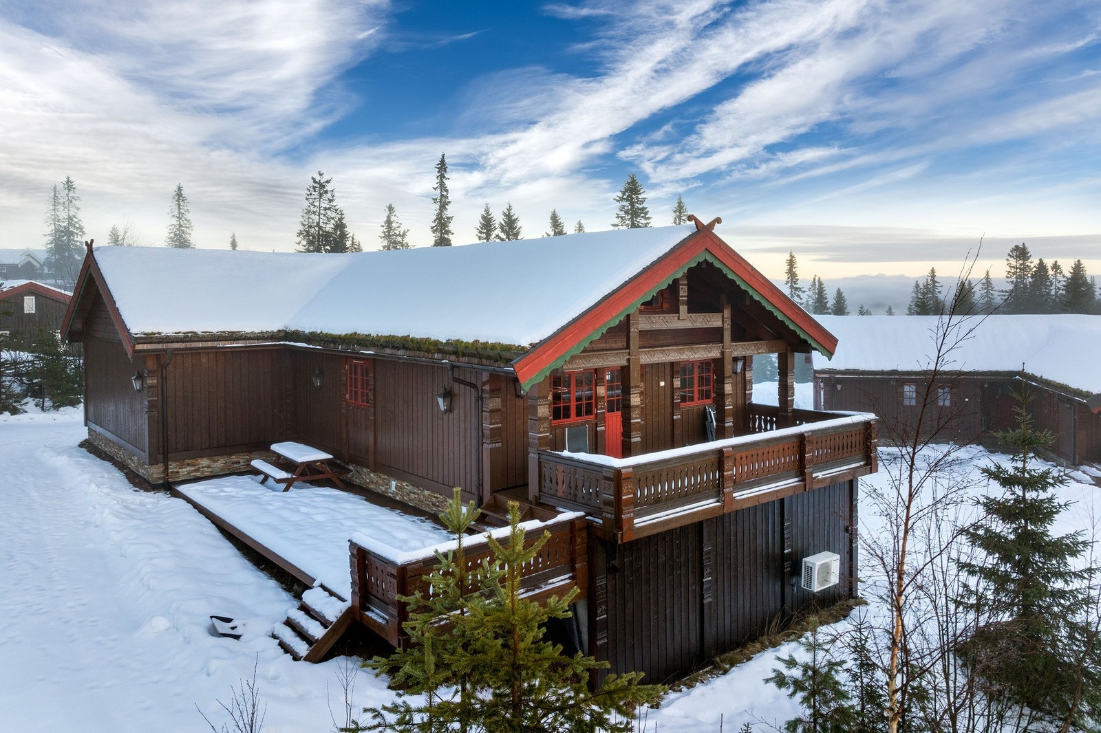 Hytta er et populært utleieobjekt, og har siste året hatt en utleieinntekt på ca. kr. 940 000,- for 2025 iflg. selger. Galleribilde