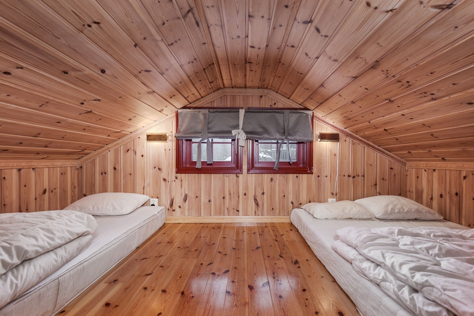 Hemsen/loftsetasjen er innredet med avsatt plass til senger. Etasjen er ikke godkjent til varig opphold. Galleribilde