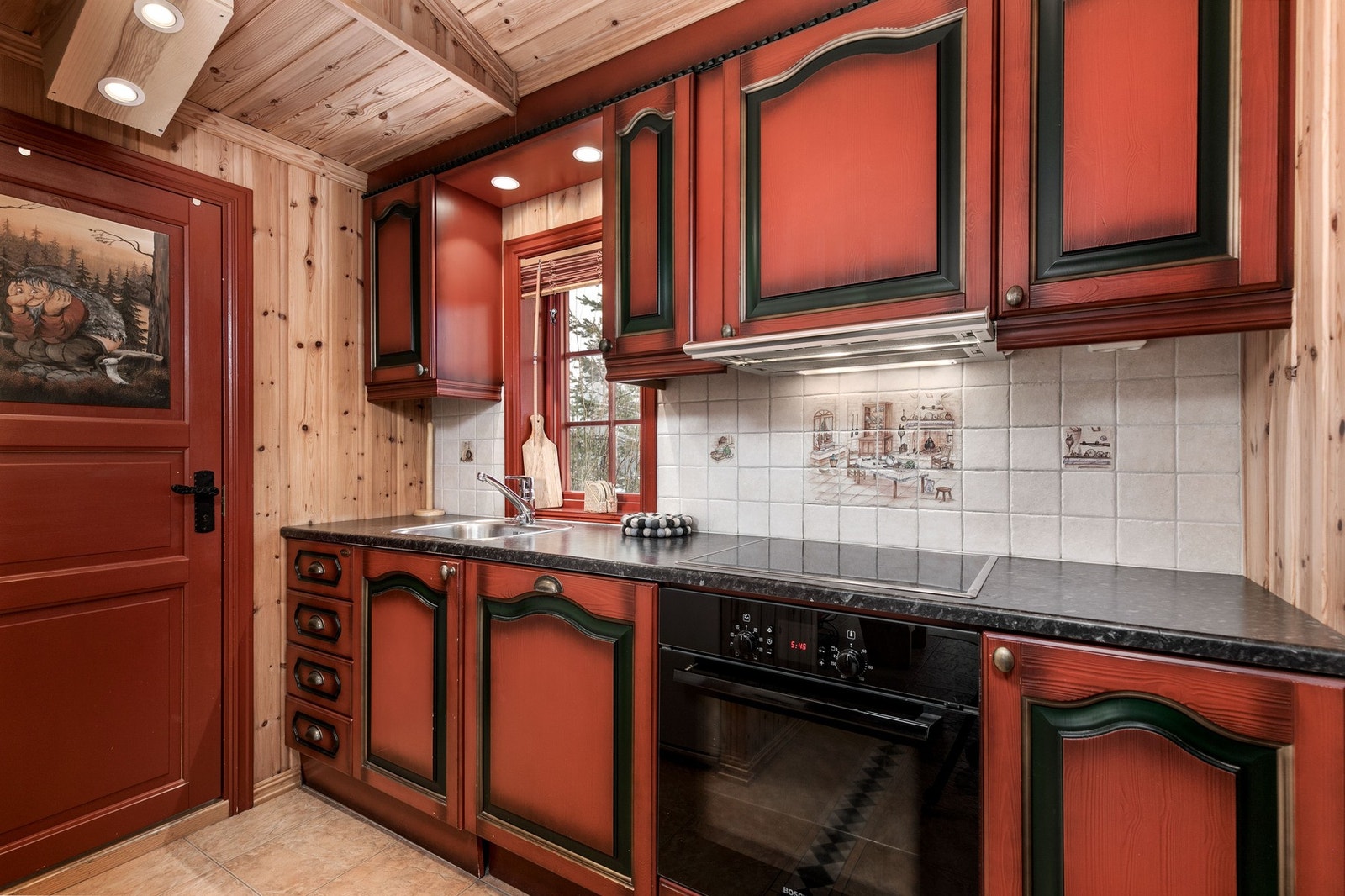 Flott klassisk kjøkken fra Kvalsvik i åpen løsning mot stuen. Innredningen består av røde profilerte fronter med mørke detaljer. Galleribilde