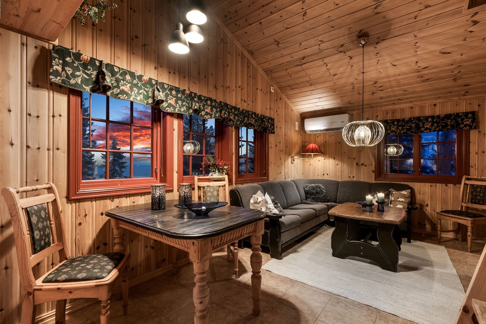 Trivelig stue med avsatt plass til spisebord og sofa Galleribilde