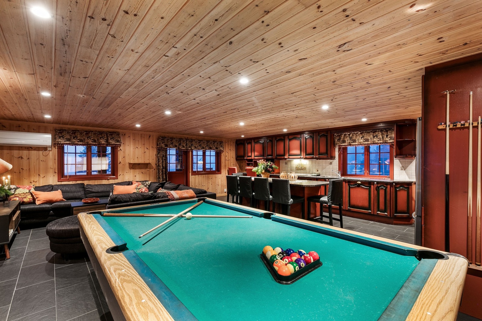 Stuen har en sosial og åpen planløsning. Galleribilde