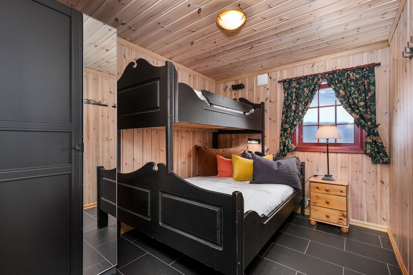 Soverom 2. Rommet har flislagt gulv, furupanel på veggene og vindu som slipper inn fint med lys Galleribilde