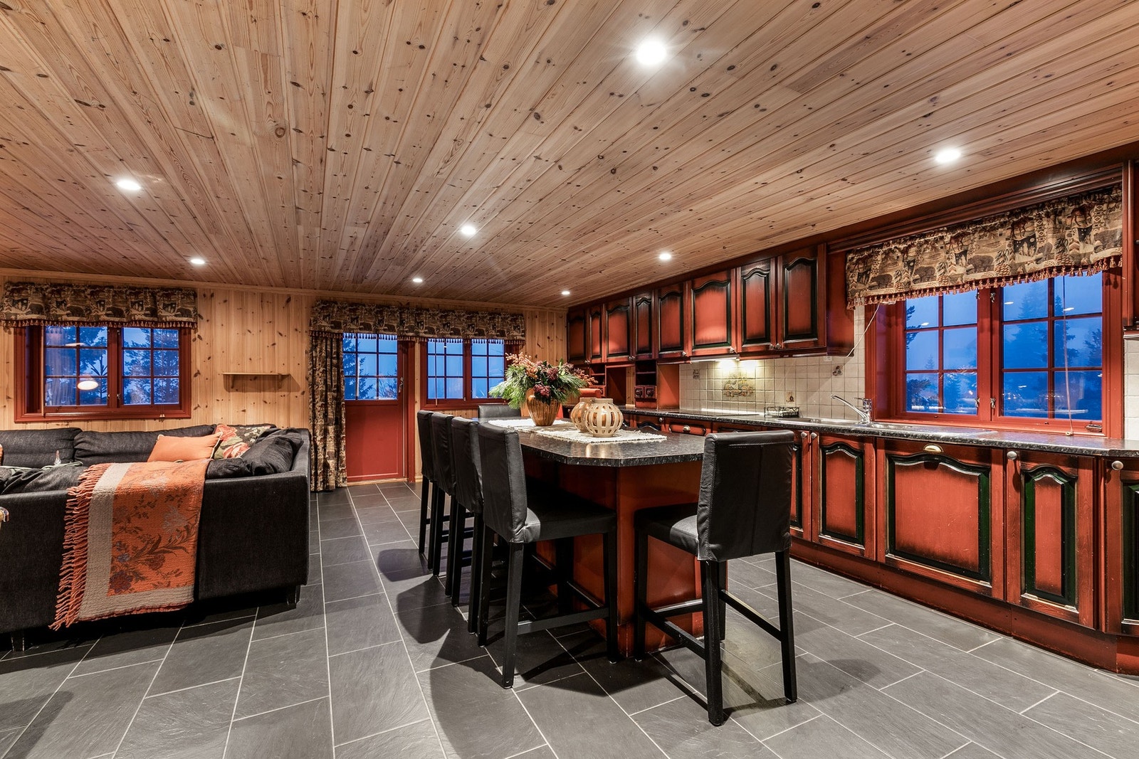 Flott klassisk kjøkken fra Kvalsvik i åpen løsning mot stuen. Galleribilde