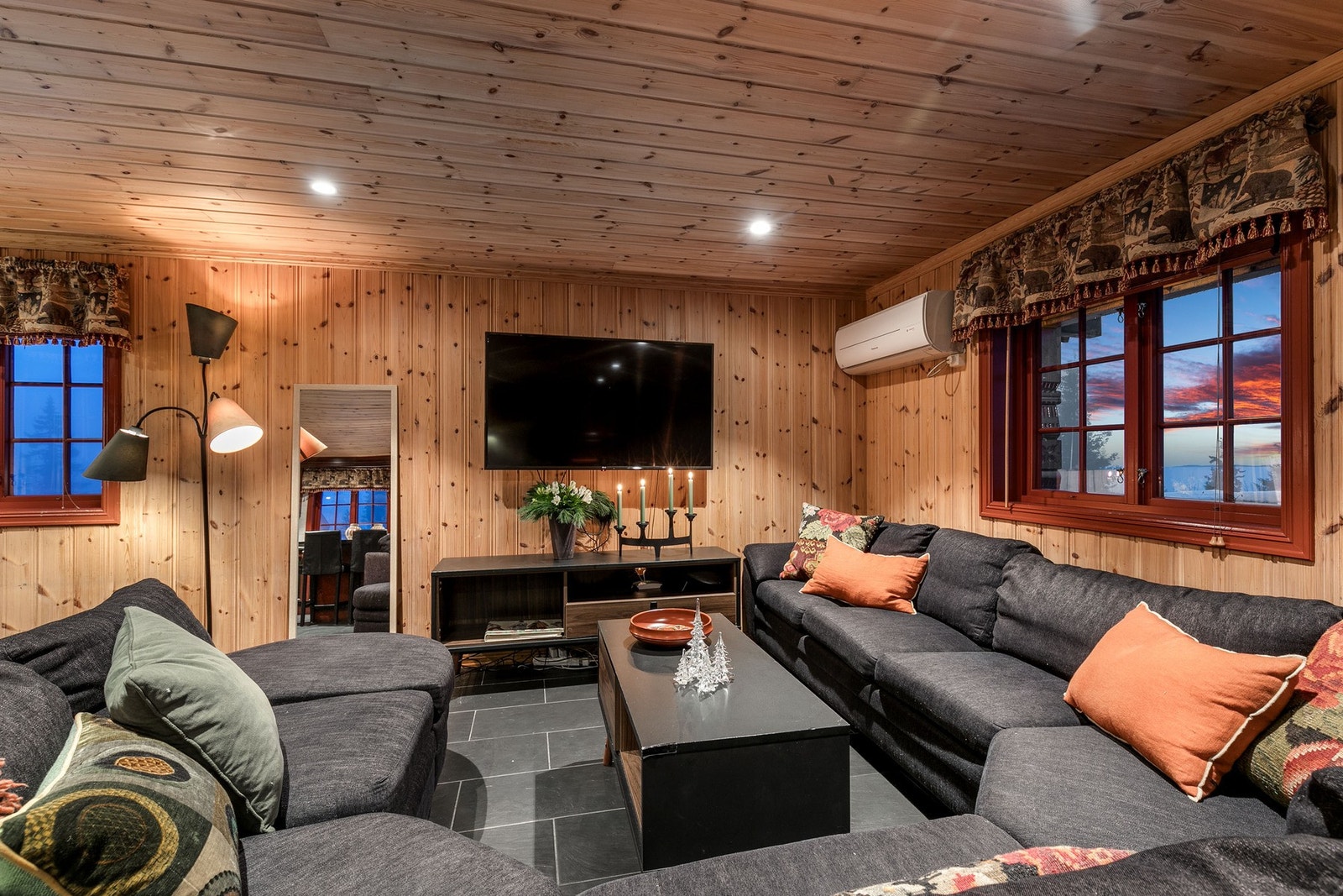 Varmekabler i gulv som kan styres via app, samt varmepumpe sørger for en stabil temperatur. Galleribilde