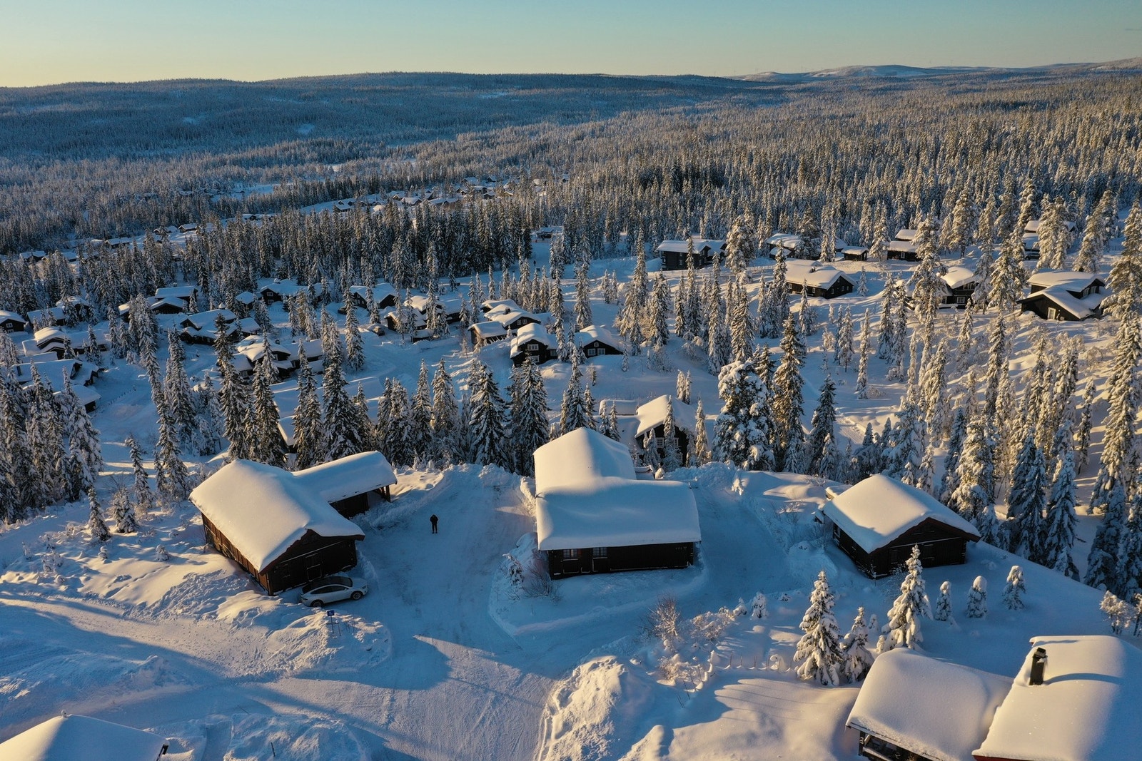 Hytta ligger på et av Trysils mest solrike hyttefelt, og har adkomst direkte både til langrennsløype og Norges største alpinanlegg. Galleribilde