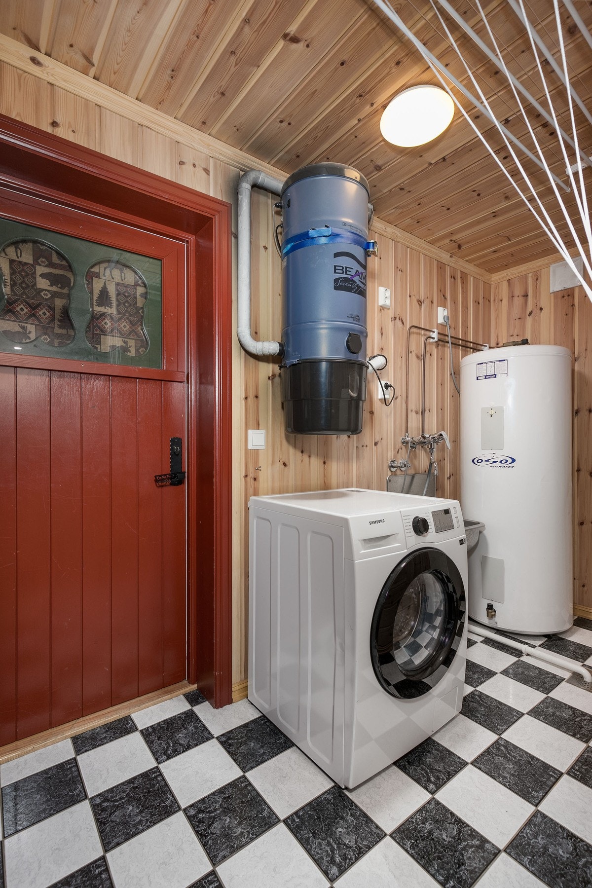 Praktisk vaskerom med opplegg for vaskemaskin. Galleribilde