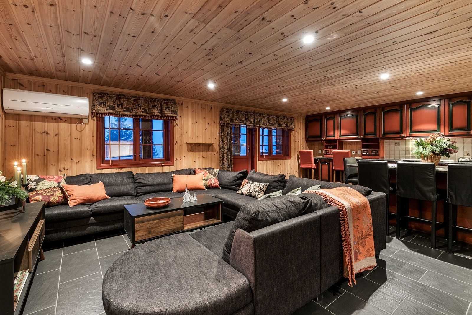 Åpen stue med gode vindusflater som gir en luftig romfølelse. Galleribilde