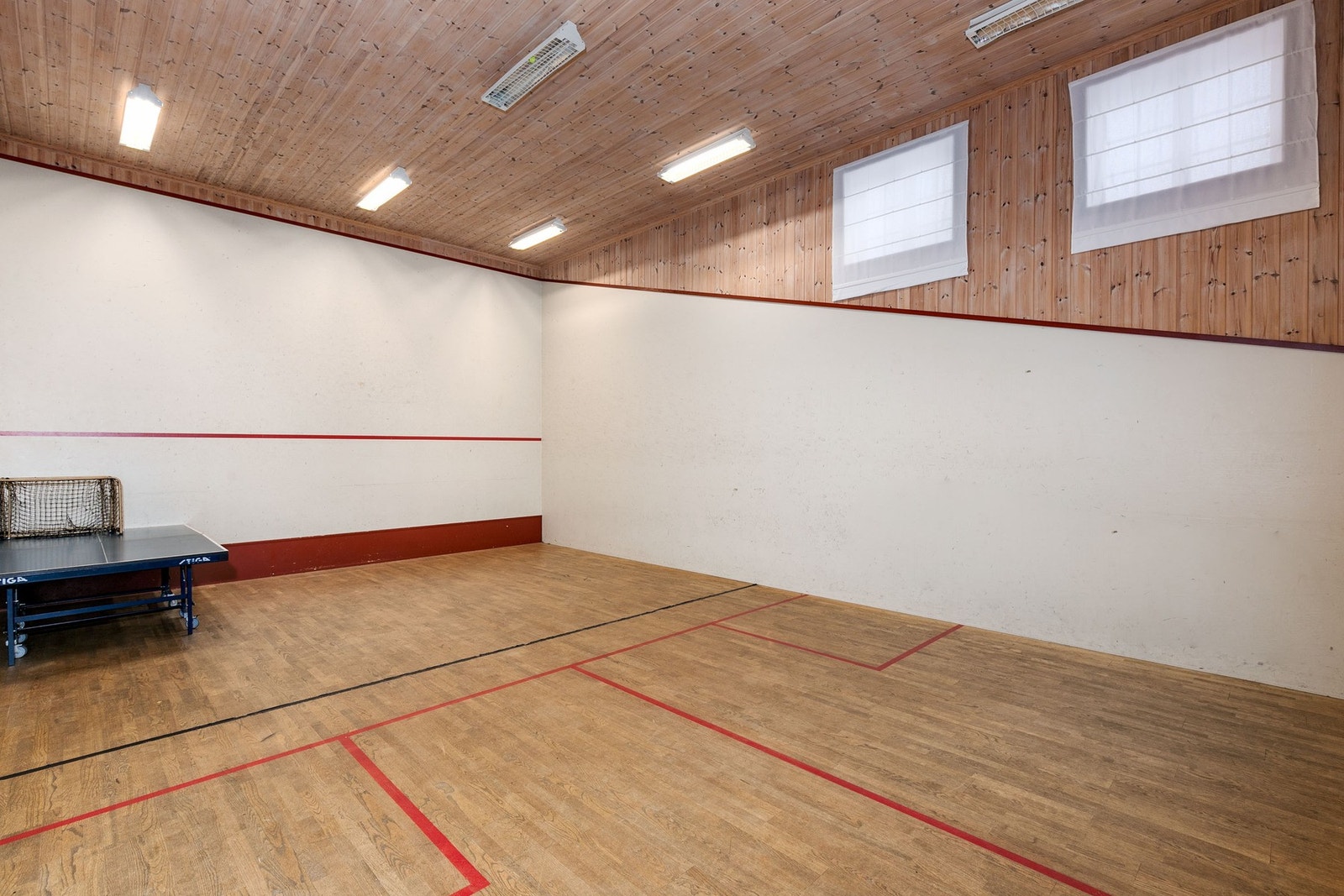 Hytta har en unik planløsning, med en stor innendørs squash hall Galleribilde
