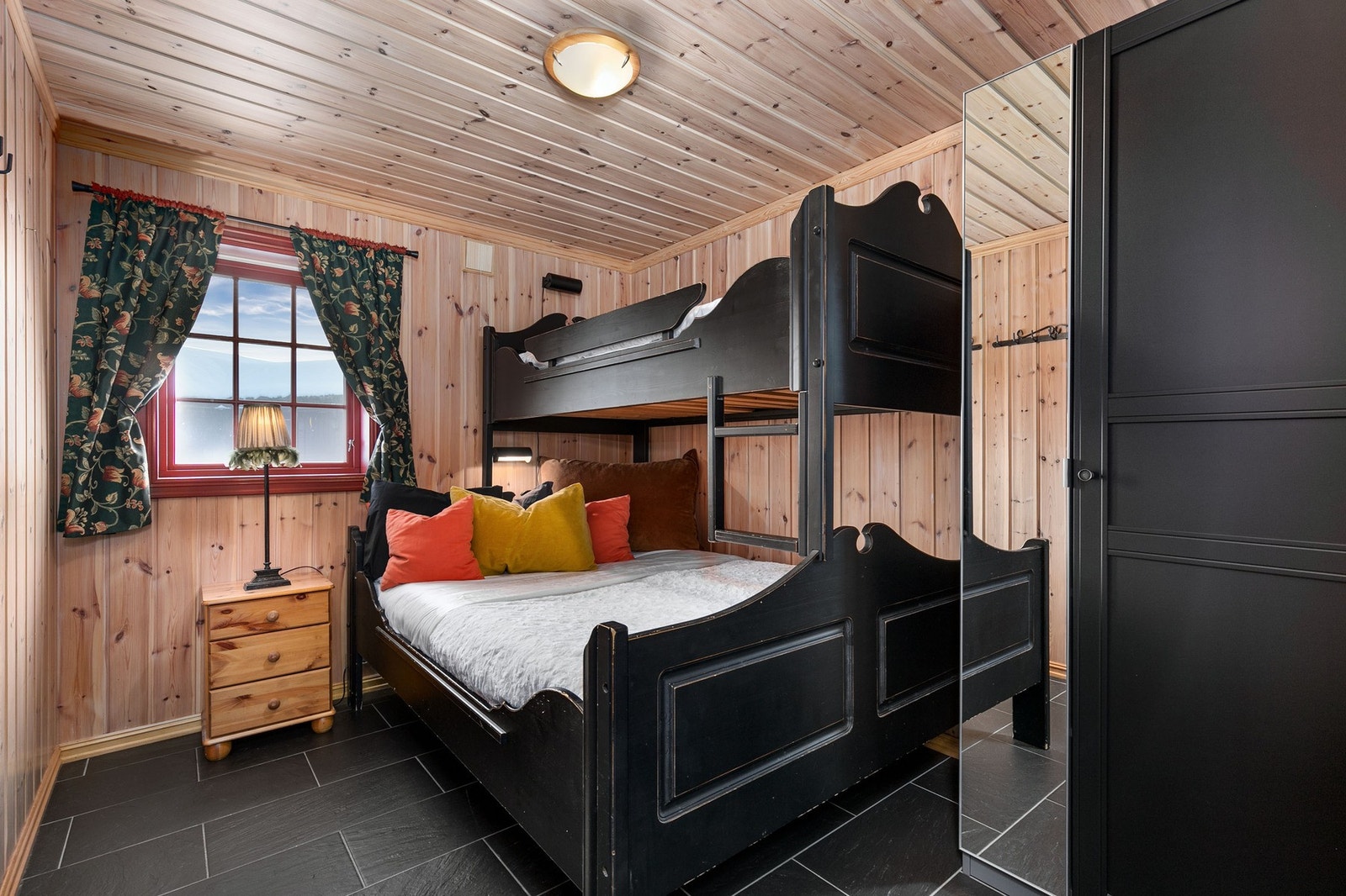 Soverom 1. God plass til køyeseng, dobbeltseng eller enkeltseng etter behov. Galleribilde