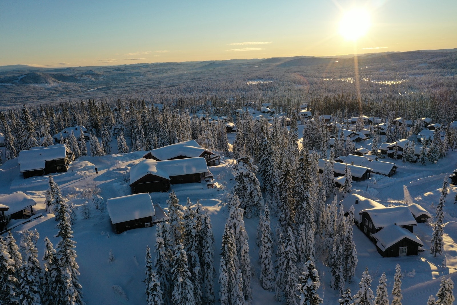 Hytta ligger på et av Trysils mest solrike hyttefelt, og har adkomst direkte både til langrennsløype og Norges største alpinanlegg. Galleribilde